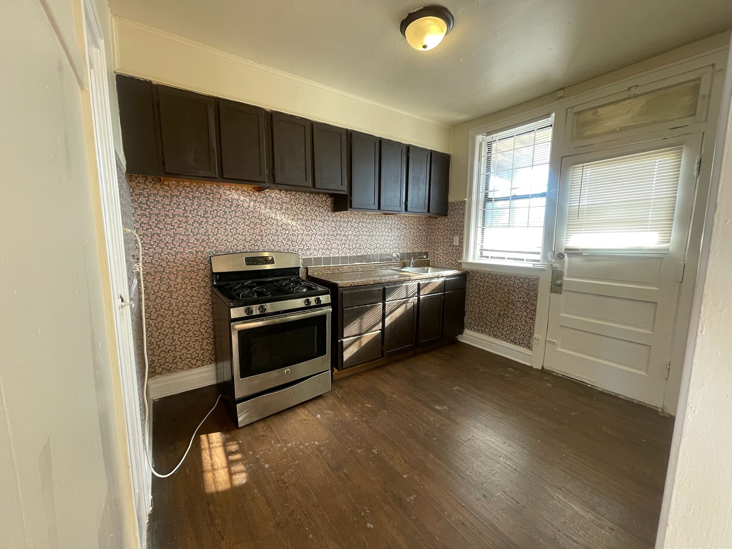 117 East 68th Street, Unit 3 Chicago, IL 60637 - Photo 6 of 17 a kitchen with a stove and a microwave