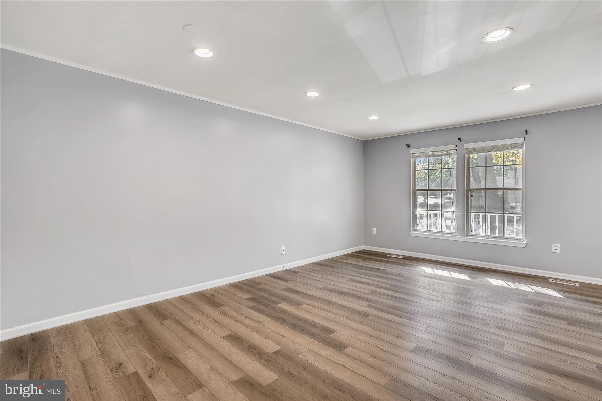 2002 Masters Drive Baltimore, MD 21209 - Photo 5 of 32 Living Room