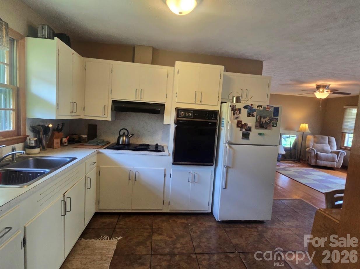 629 Willow Road Hendersonville, NC 28739 - Photo 8 of 18
