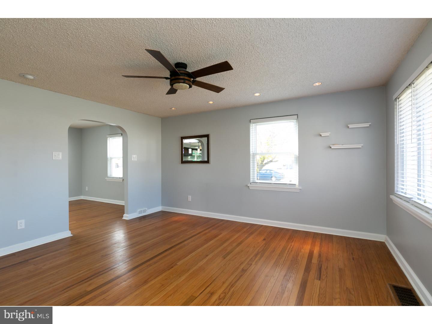 310 Greenwood Avenue Riverside, NJ 08075 - Photo 4 of 25 Living Room