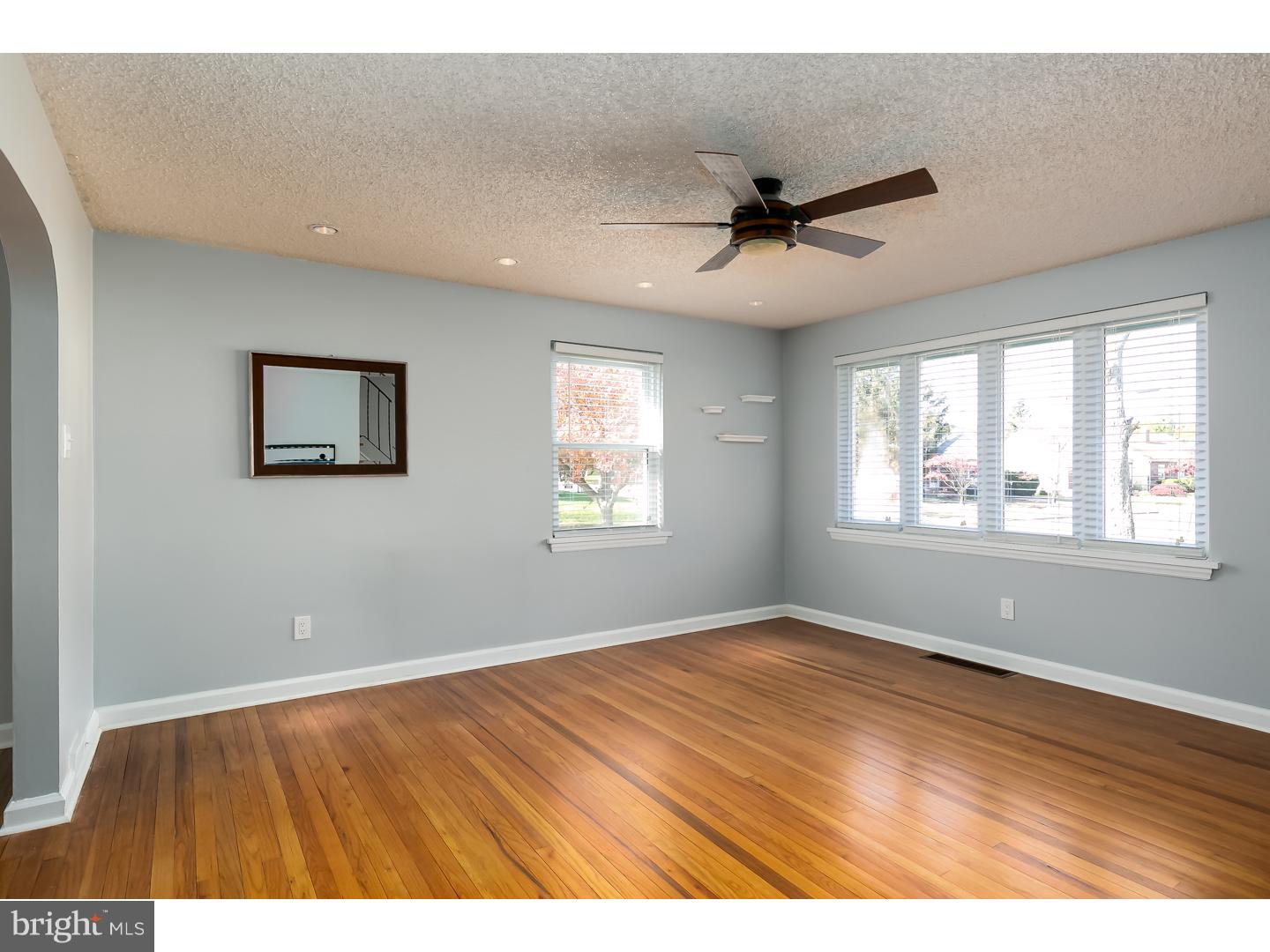 310 Greenwood Avenue Riverside, NJ 08075 - Photo 5 of 25 Living Room