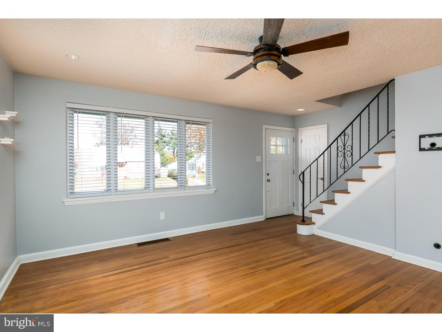 310 Greenwood Avenue Riverside, NJ 08075 - Photo 6 of 25 Living Room