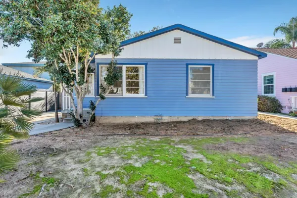 a view of front of a house with a yard