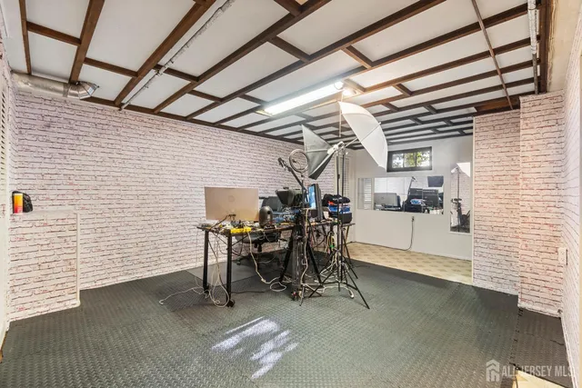 a view of entryway with workspace