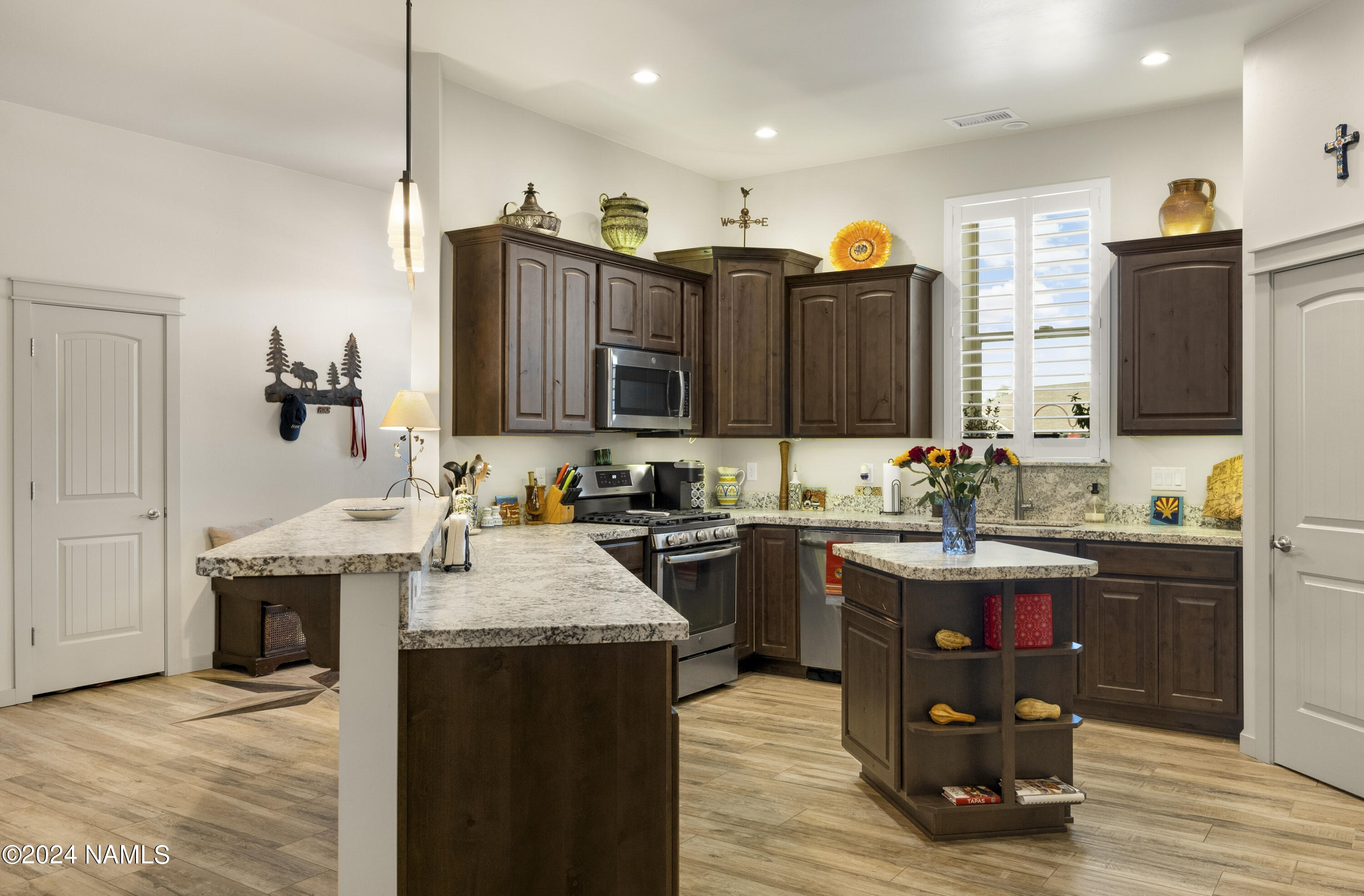 10290 Lundin Road Flagstaff, AZ 86004 - Photo 18 of 43 a kitchen with a sink stove and refrigerator