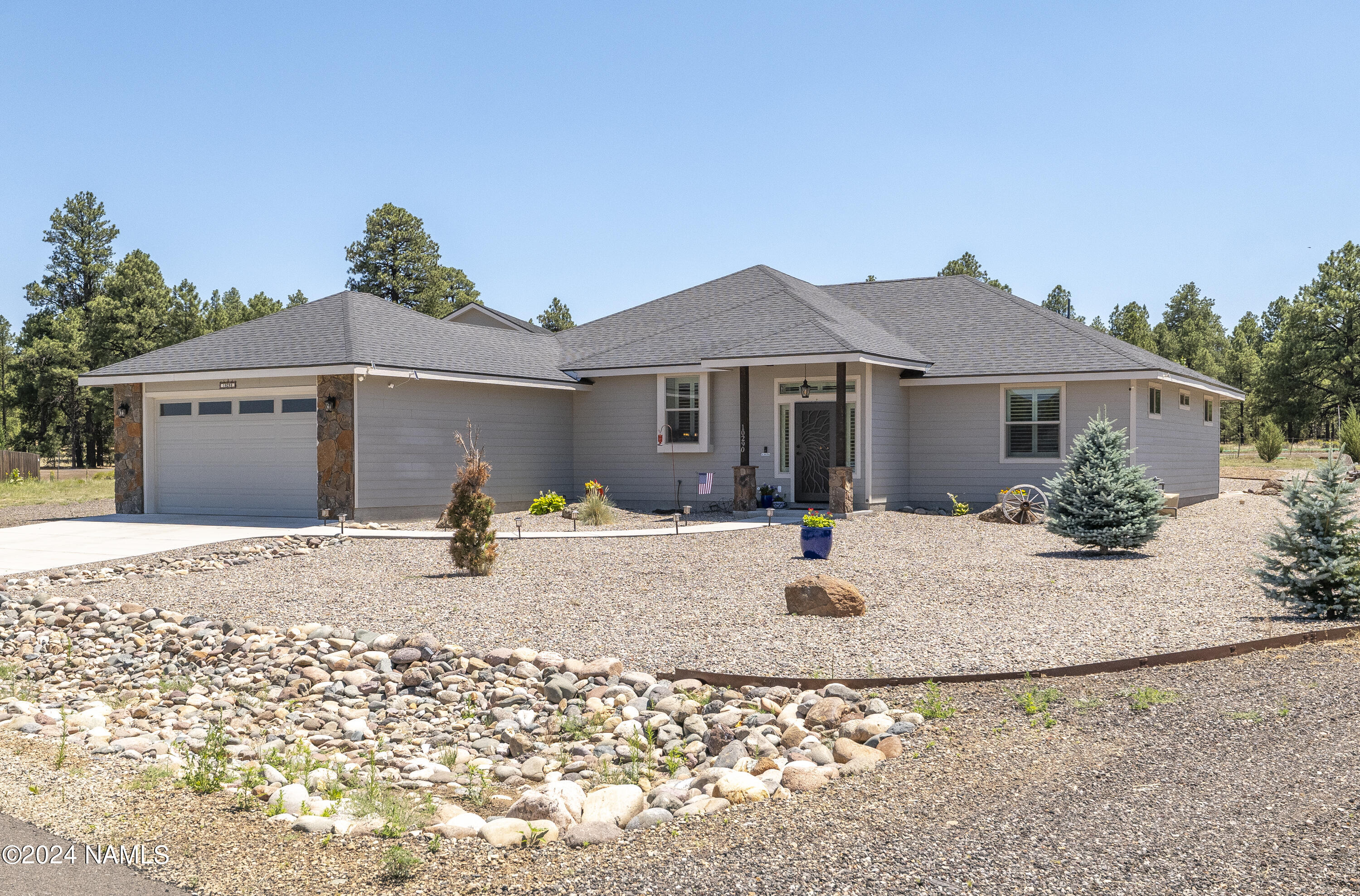 10290 Lundin Road Flagstaff, AZ 86004 - Photo 7 of 43 a front view of a house with yard
