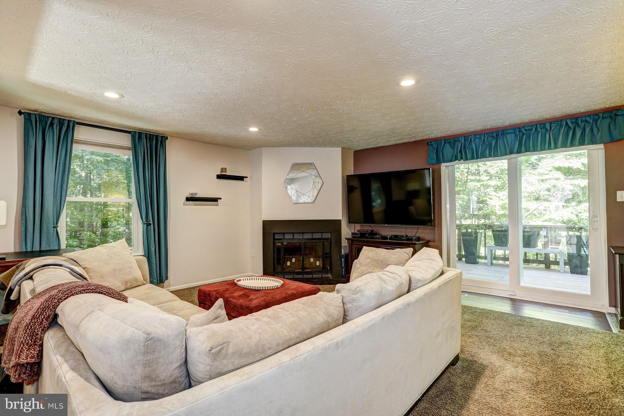 15795 Haynes Road Laurel, MD 20707 - Photo 3 of 34 Living Room
