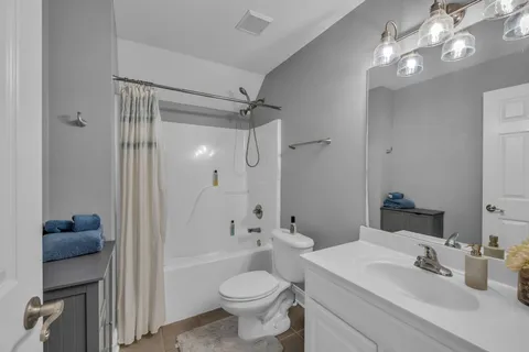 a view of livingroom with furniture