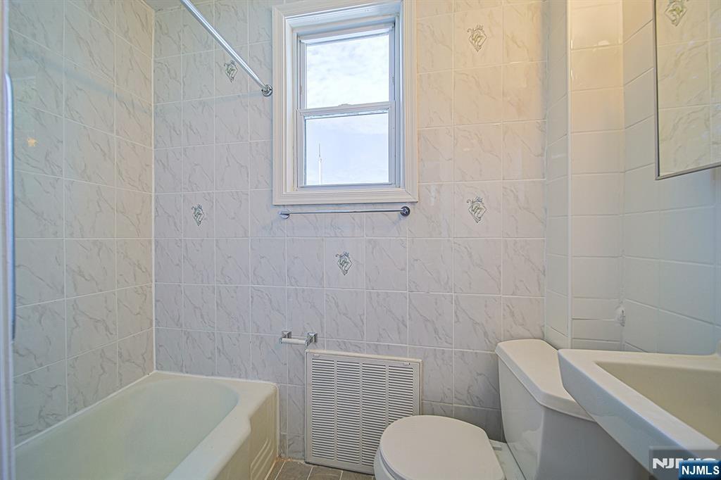 334 Broad Avenue Ridgefield, NJ 07657 - Photo 18 of 36 Gallery Image 18
