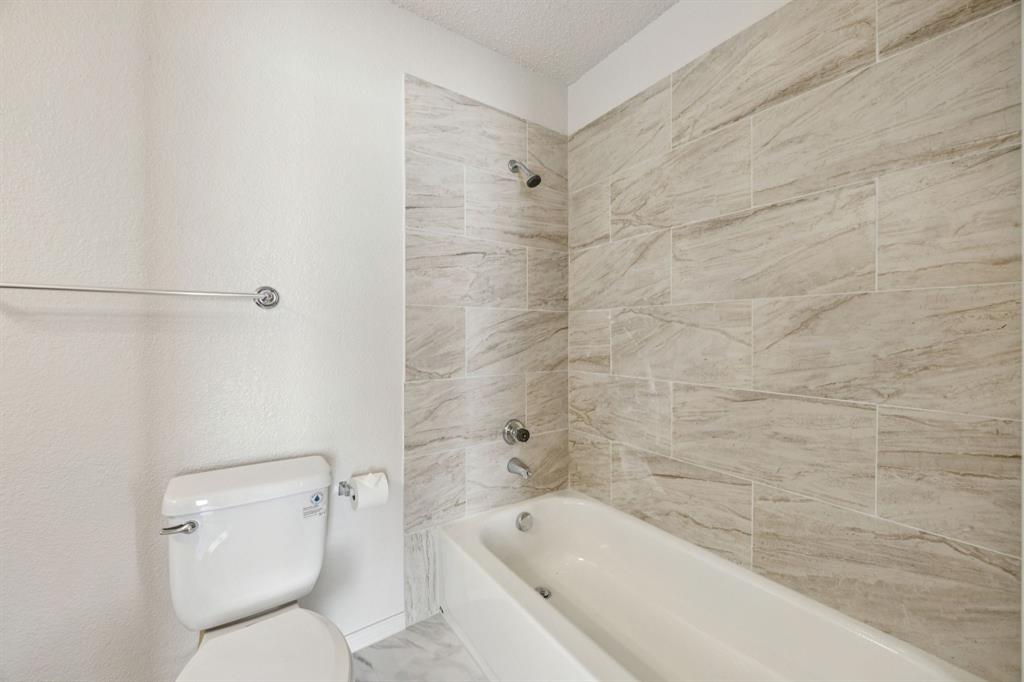 1602 Develon Drive Mesquite, TX 75149 - Photo 18 of 22 a bathroom with a toilet and bathtub
