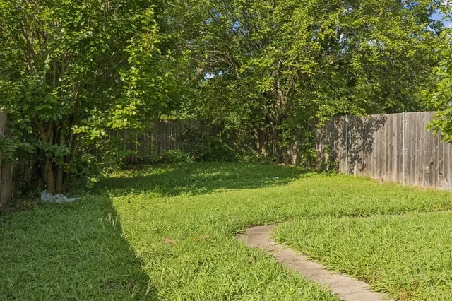 a view of yard with green space