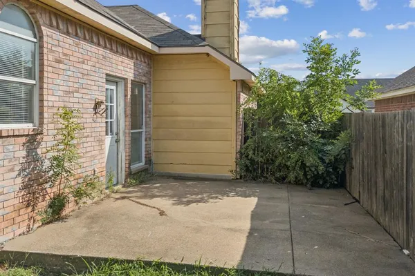 a view of a pathway besides a house