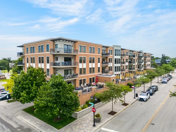 $440,000 | 135 South York Street, Unit 306, Elmhurst, IL 60126
