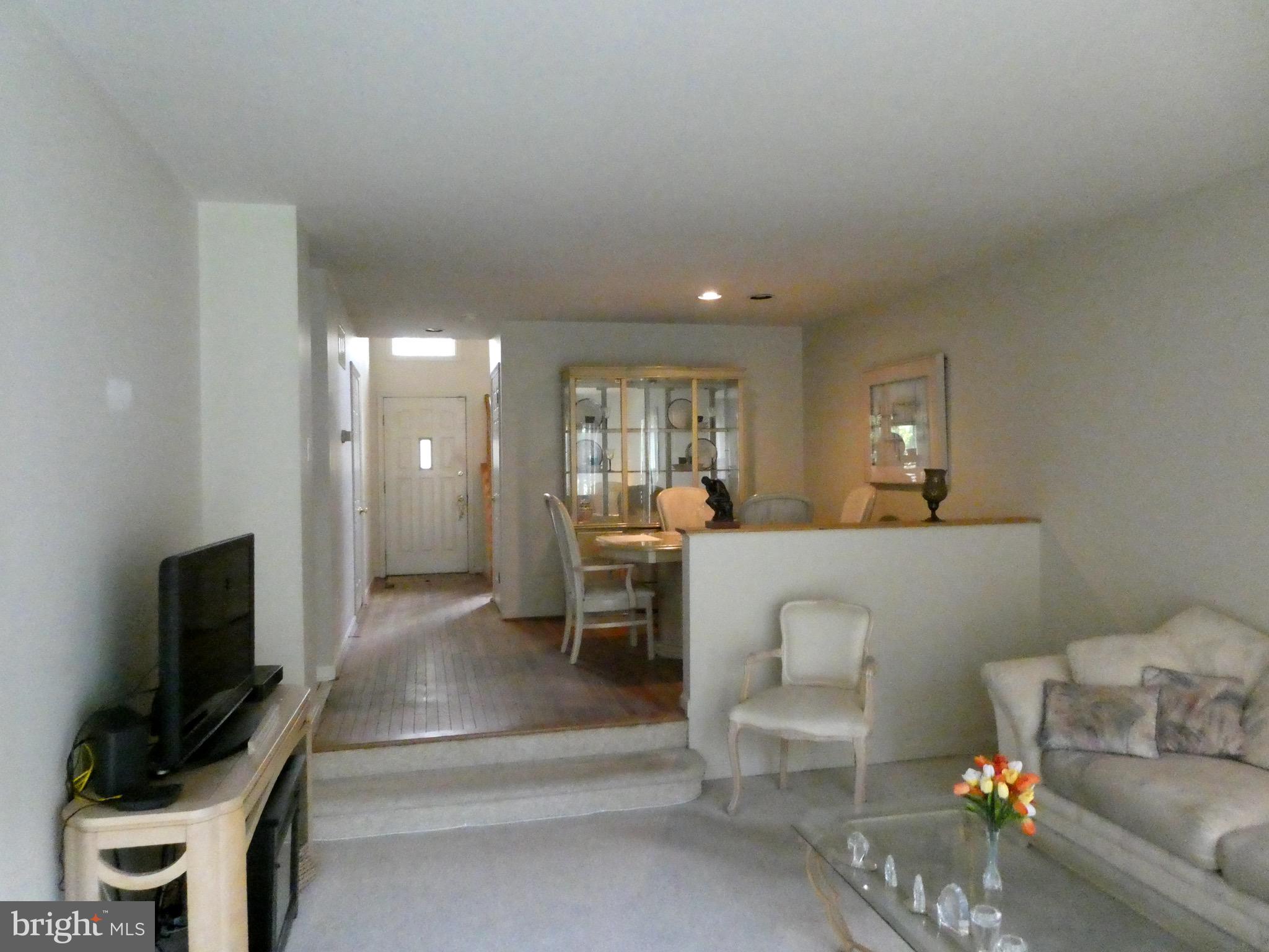 5147 Columbia Road, Unit 832 Columbia, MD 21044 - Photo 3 of 32 Bright, inviting main level w/sunken living room