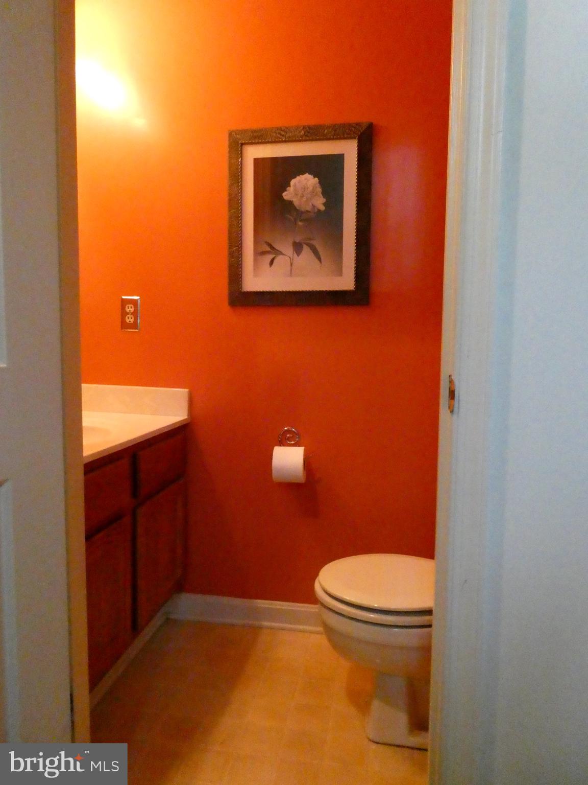 5147 Columbia Road, Unit 832 Columbia, MD 21044 - Photo 9 of 32 Main level half bath