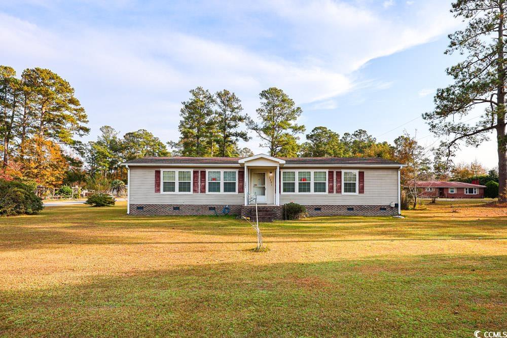 View of front of house featuring crawl space and a front lawn
