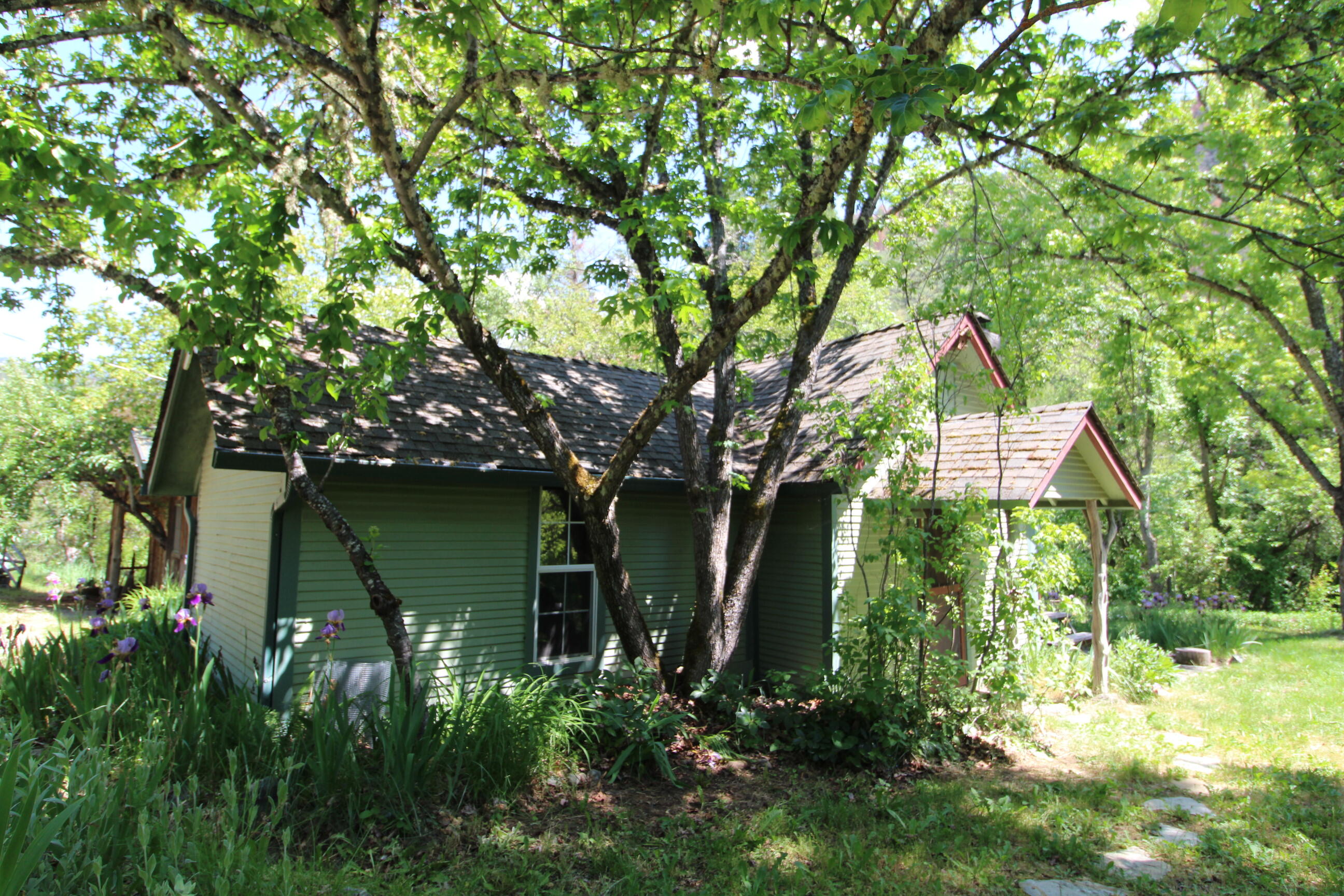10000 Little Applegate Road Jacksonville, OR 97530 - Photo 5 of 141 10000 more farmhouse 1