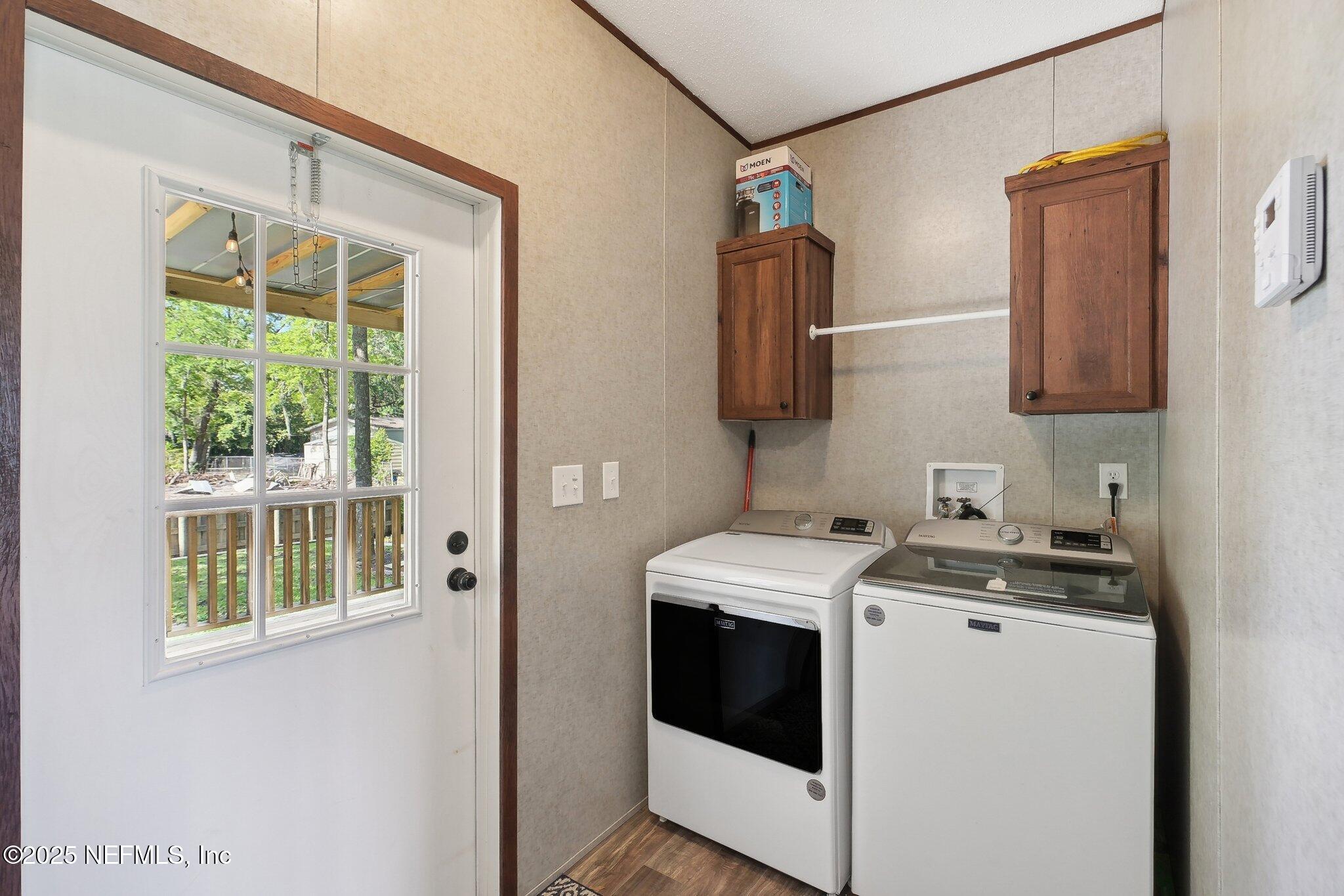 8145 Colee Cove Road St. Augustine, FL 32092 - Photo 25 of 35 a kitchen with a stove a sink and a refrigerator