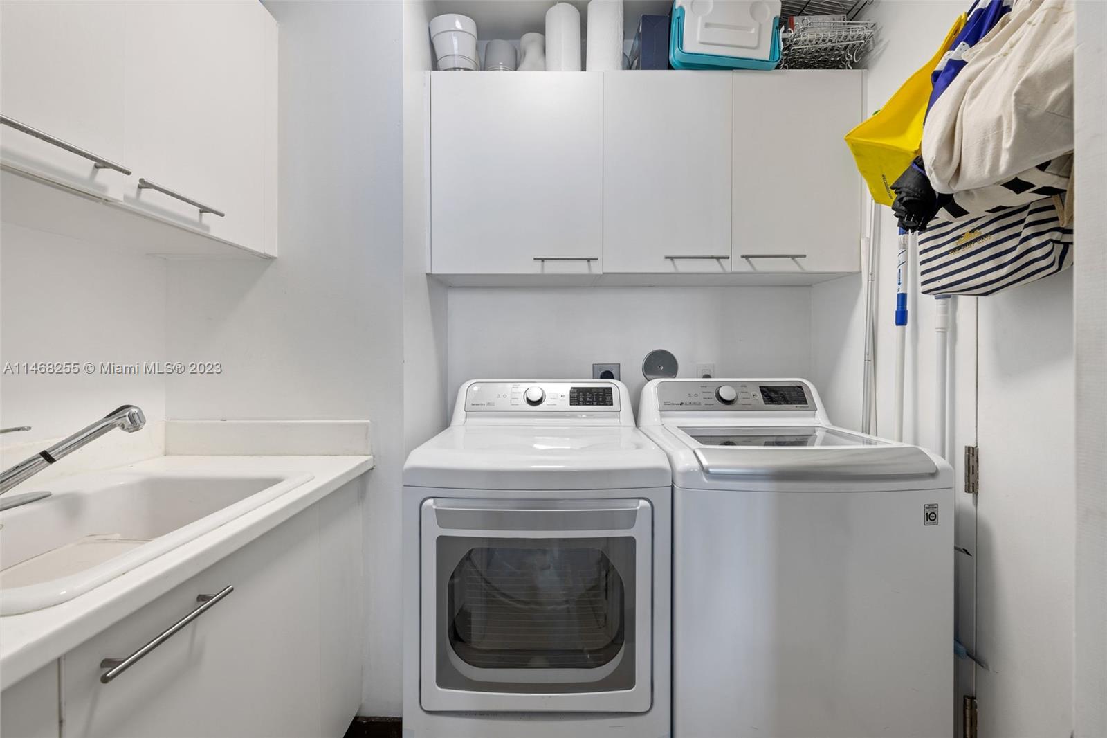 5959 Collins Avenue, Unit 902 Miami Beach, FL 33140 - Photo 32 of 46 a utility room with dryer and washer