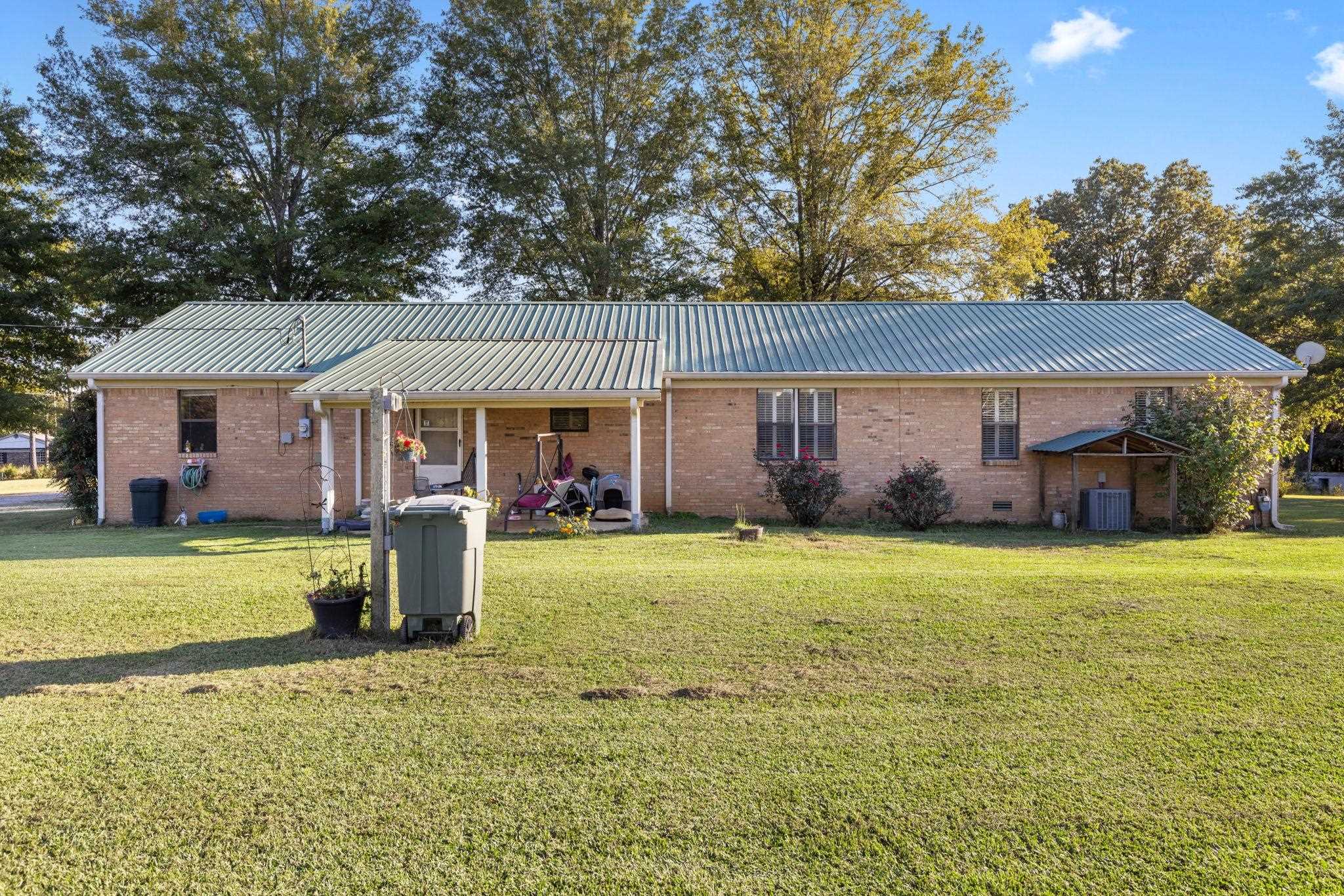 11 Barnstable Road Corinth, MS 38834 - Photo 25 of 40 a front view of a house with a garden