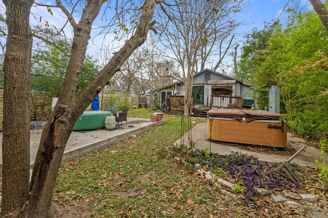 a view of a house with backyard