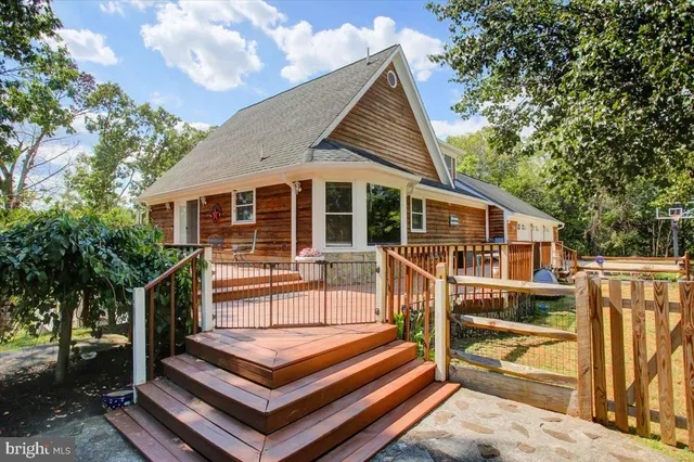 a view of a house with backyard and porch
