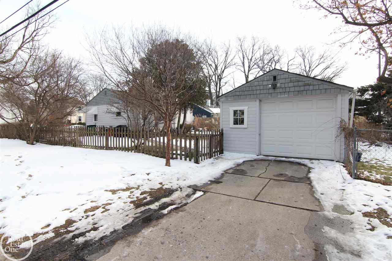 423 Stratford Road Ferndale, MI 48220 - Photo 6 of 24 50006968-5.JPG