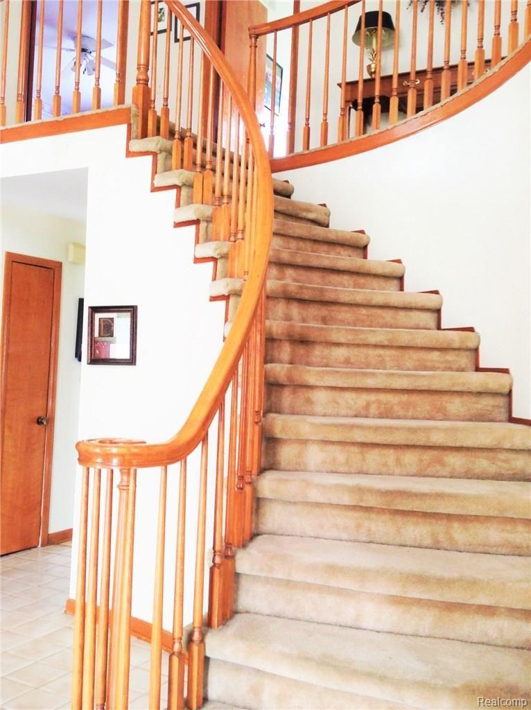 2432 North Fairview Lane Rochester, MI 48306 - Photo 2 of 26 Perfect prom photo op staircase