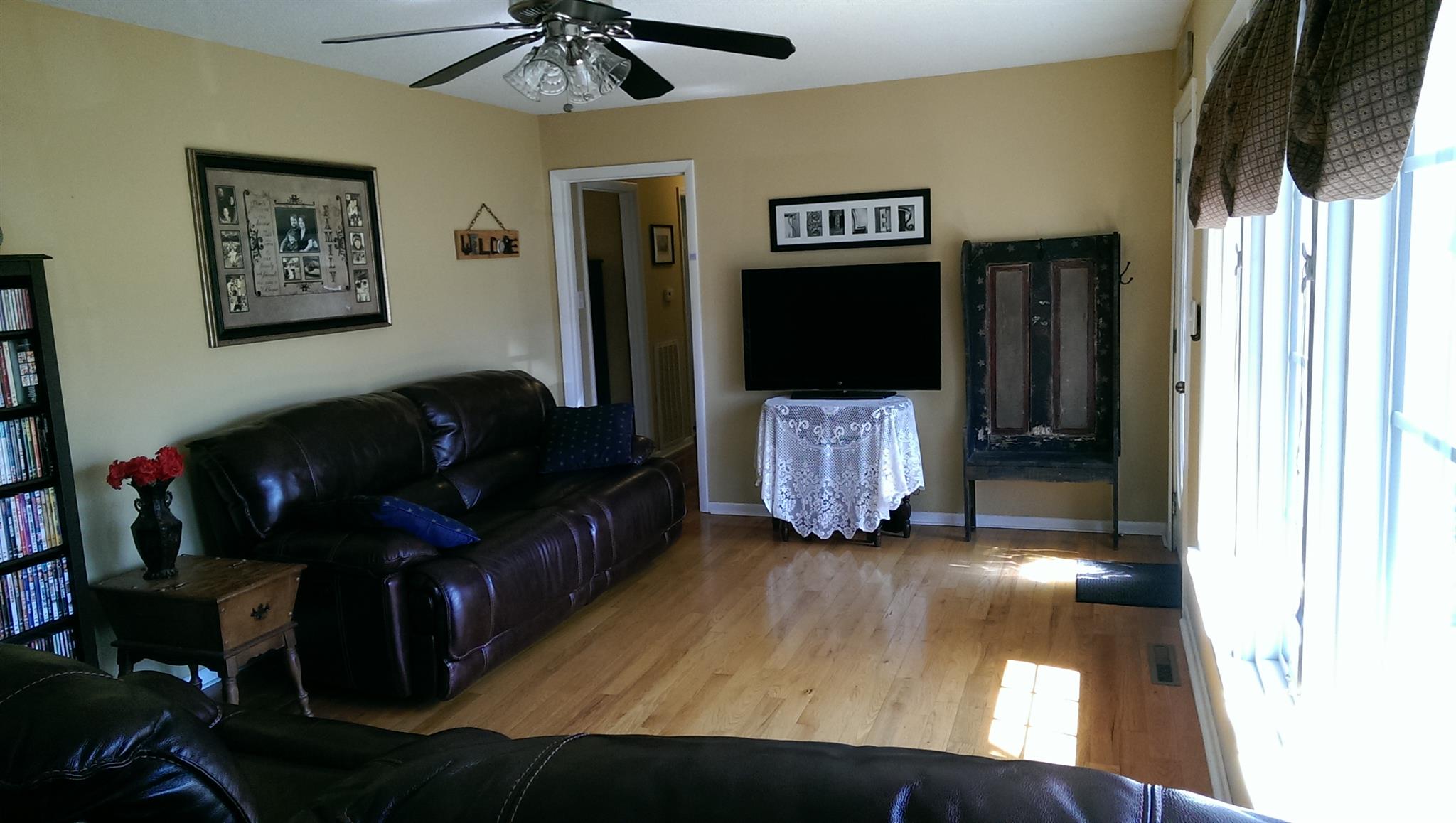 1801 Ann Road Lawrenceburg, TN 38464 - Photo 2 of 10 a living room with furniture and a flat screen tv