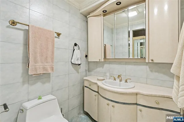 $2,500,000 | 12 East Saddle River Road, Saddle River, NJ 07458