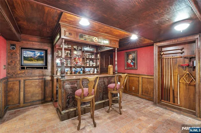 $2,500,000 | 12 East Saddle River Road, Saddle River, NJ 07458