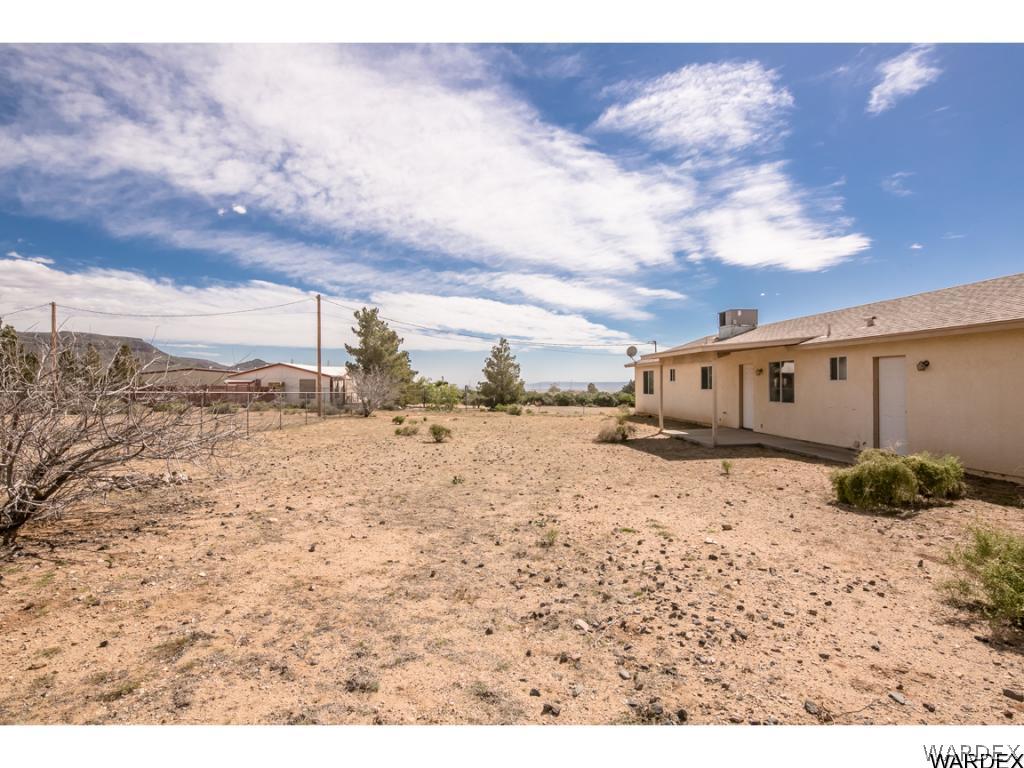 3620 Bosque Road Golden Valley, AZ 86413 - Photo 27 of 35 a big yard with a large tree and the beach