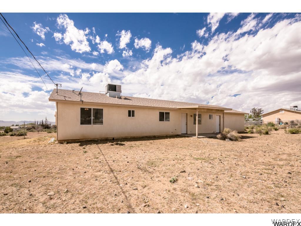 3620 Bosque Road Golden Valley, AZ 86413 - Photo 29 of 35 a big room with yard and flat screen tv