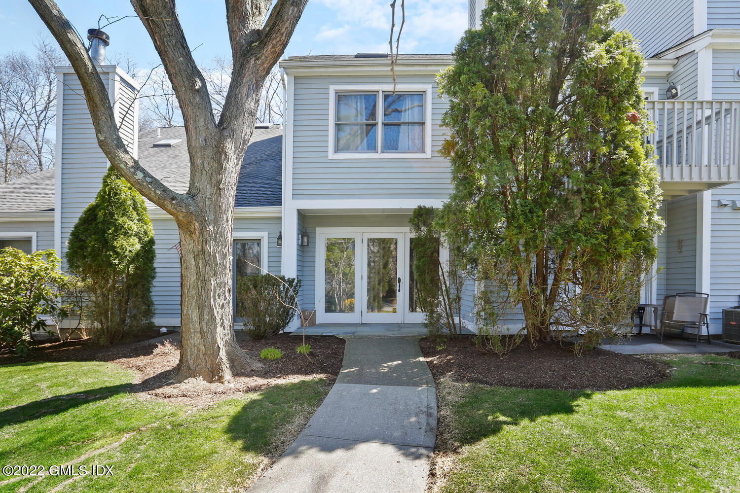351 Pemberwick Road, Unit 815 Greenwich, CT 06831 - Photo 1 of 11 a front view of a house with garden