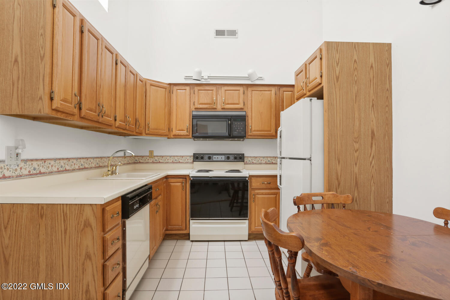 351 Pemberwick Road, Unit 815 Greenwich, CT 06831 - Photo 2 of 11 a kitchen with a appliances a sink and a stove