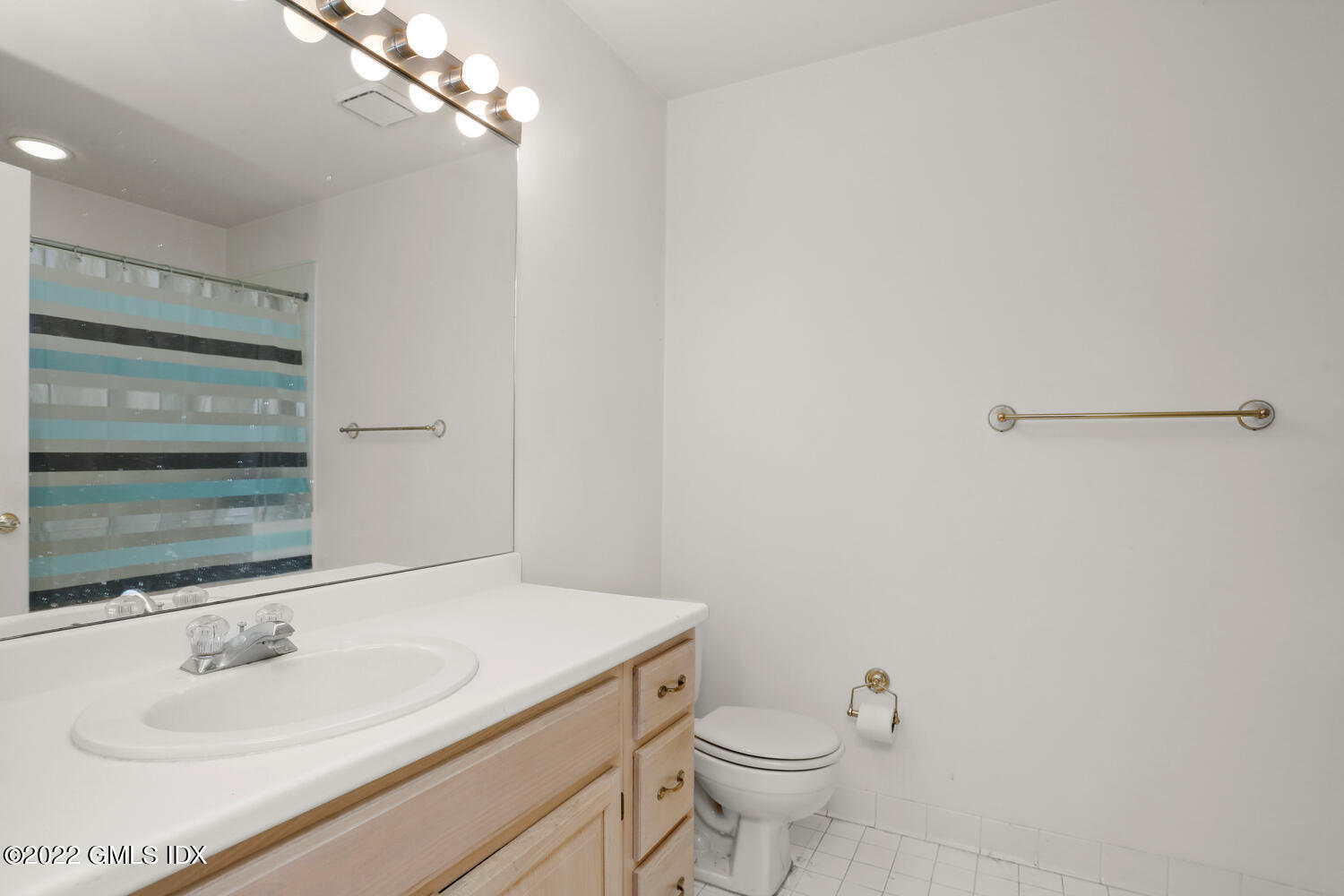 351 Pemberwick Road, Unit 815 Greenwich, CT 06831 - Photo 5 of 11 a bathroom with a sink a toilet and shower