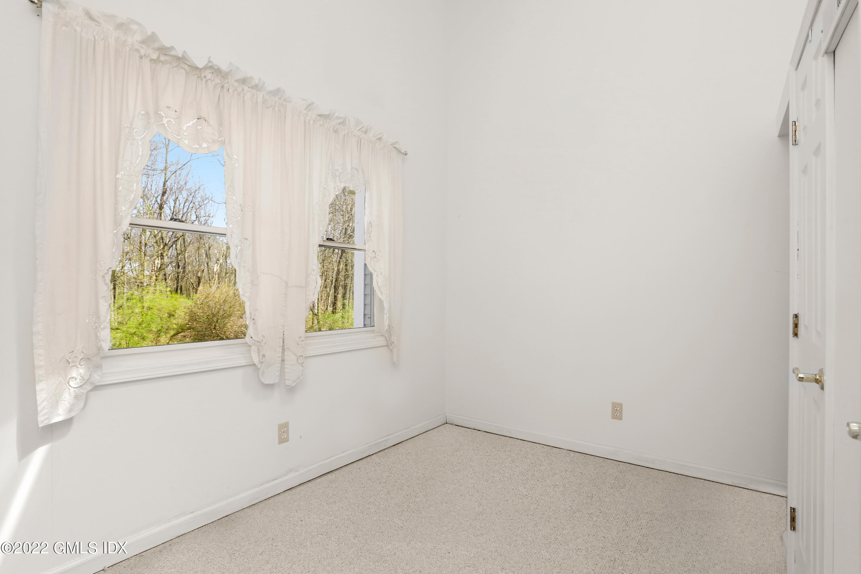 351 Pemberwick Road, Unit 815 Greenwich, CT 06831 - Photo 6 of 11 an empty room with windows