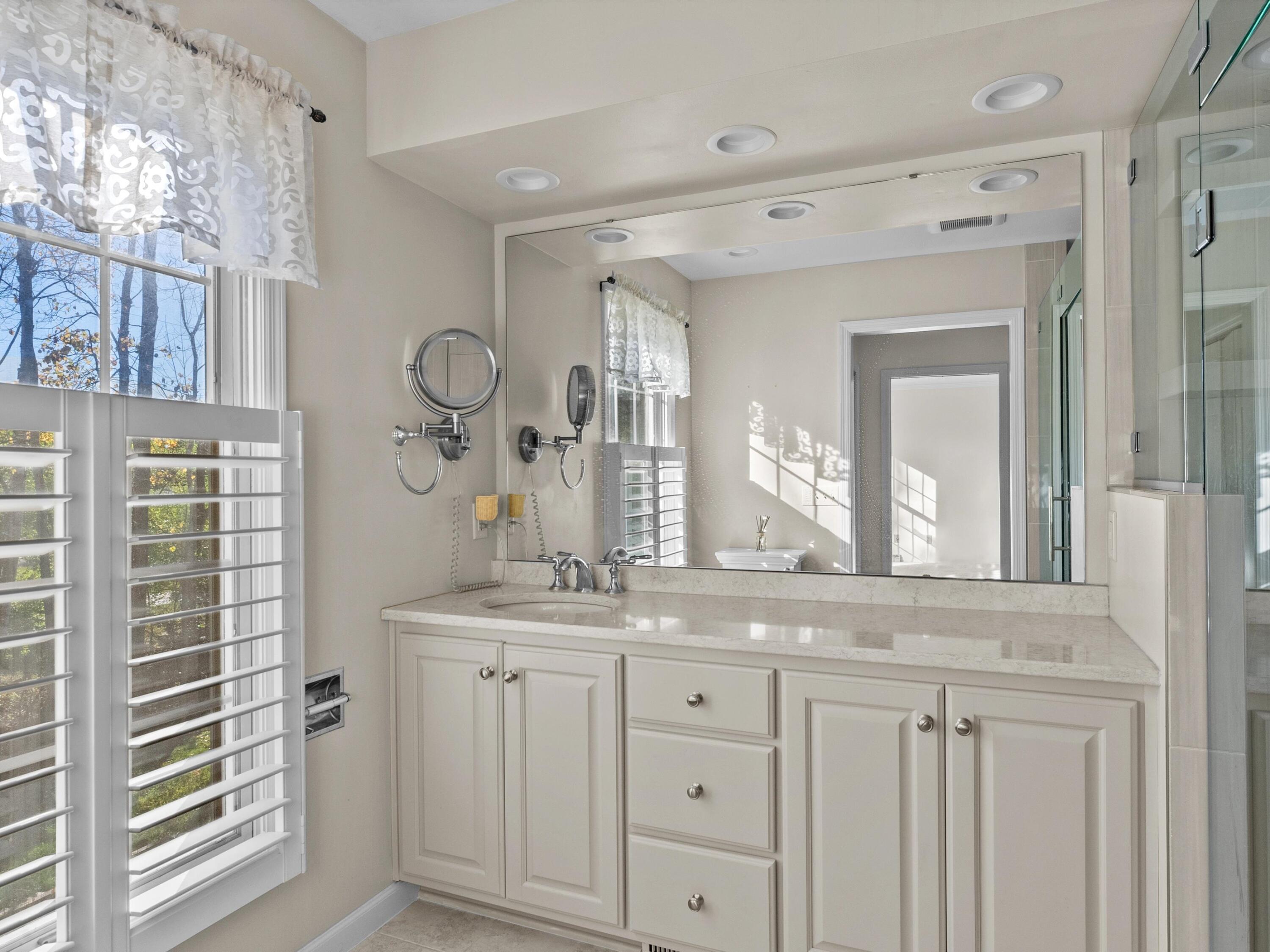 1127 Tanglewood Road Manitowoc, WI 54220 - Photo 9 of 72 41-040_2625342_09273