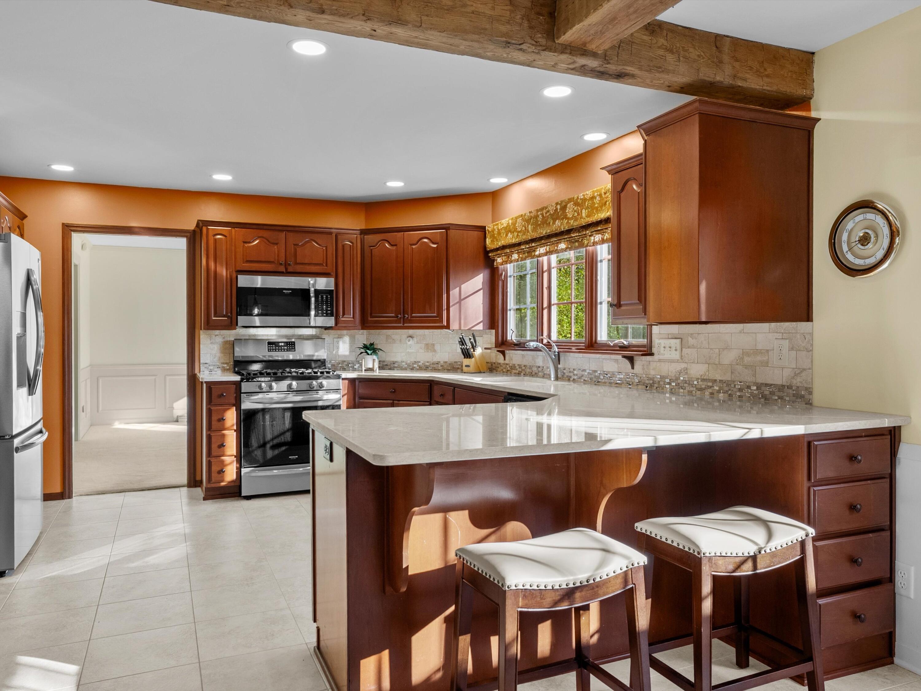 1127 Tanglewood Road Manitowoc, WI 54220 - Photo 2 of 72 31-030_2625342_09223