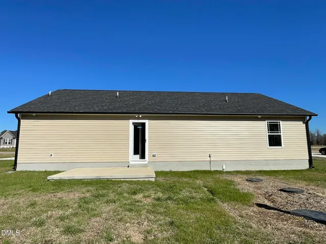 a view of a backyard