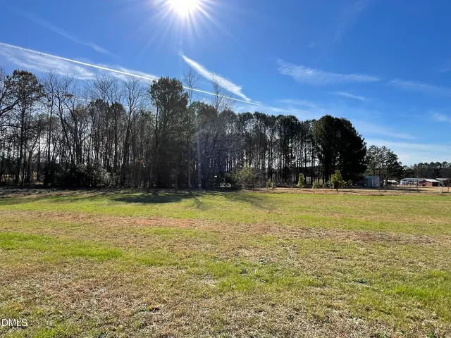 a view of a yard with a house