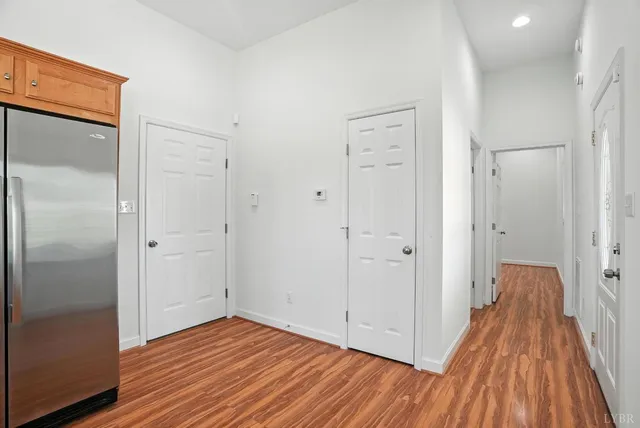 an empty room with windows and pillars in it