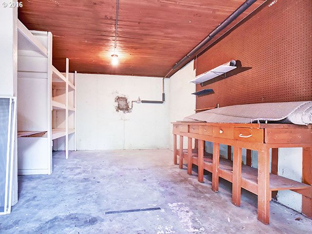 1258 Southwest Taylors Ferry Road Portland, OR 97219 - Photo 21 of 23 Storage