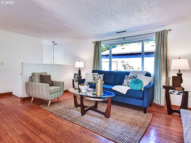 1258 Southwest Taylors Ferry Road Portland, OR 97219 - Photo 4 of 23 Living Room