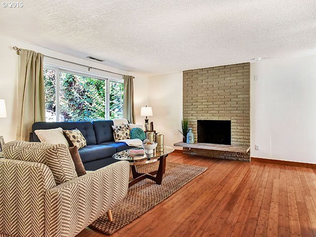 1258 Southwest Taylors Ferry Road Portland, OR 97219 - Photo 5 of 23 Living Room