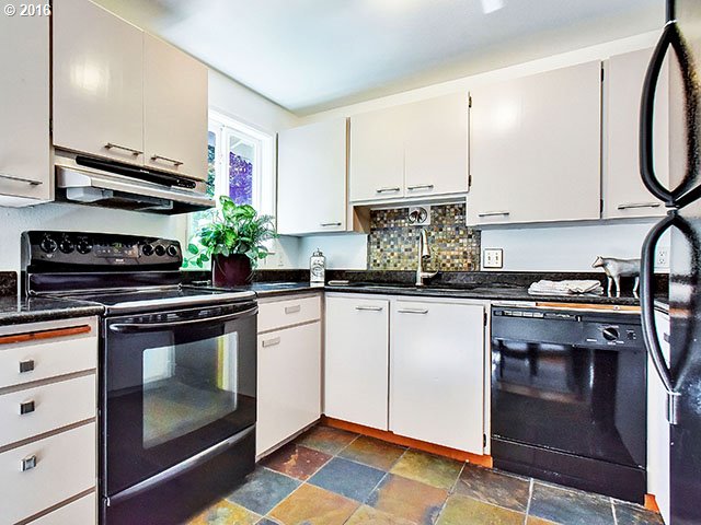 1258 Southwest Taylors Ferry Road Portland, OR 97219 - Photo 8 of 23 Kitchen