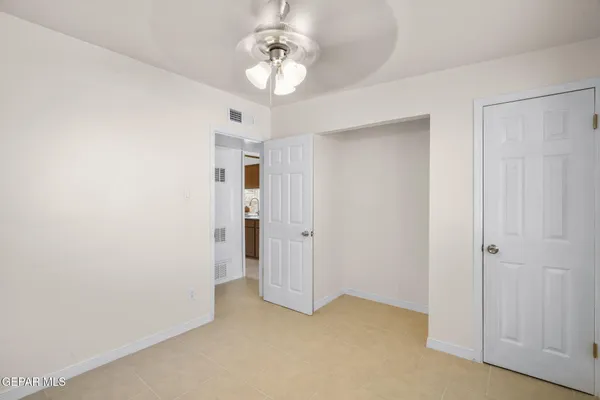 a view of empty room with a ceiling fan