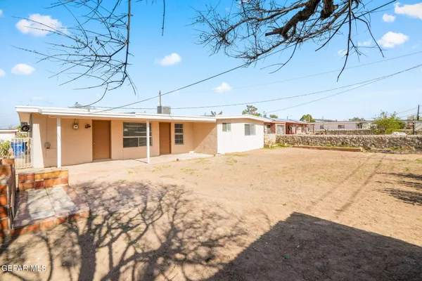 a view of back yard of the house