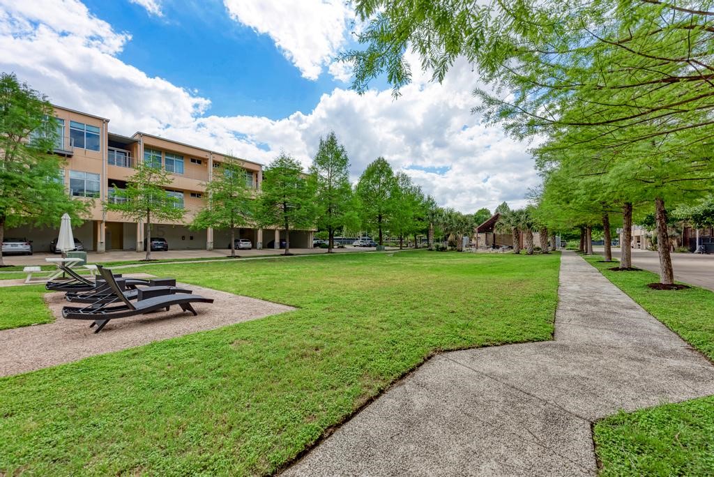 2401 East 6th Street, Unit 3046 Austin, TX 78702 - Photo 20 of 35 Community courtyard