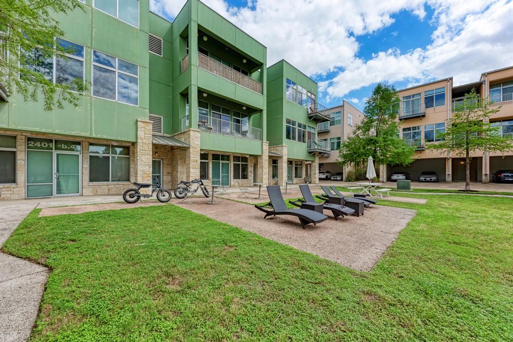 2401 East 6th Street, Unit 3046 Austin, TX 78702 - Photo 21 of 35 Community courtyard